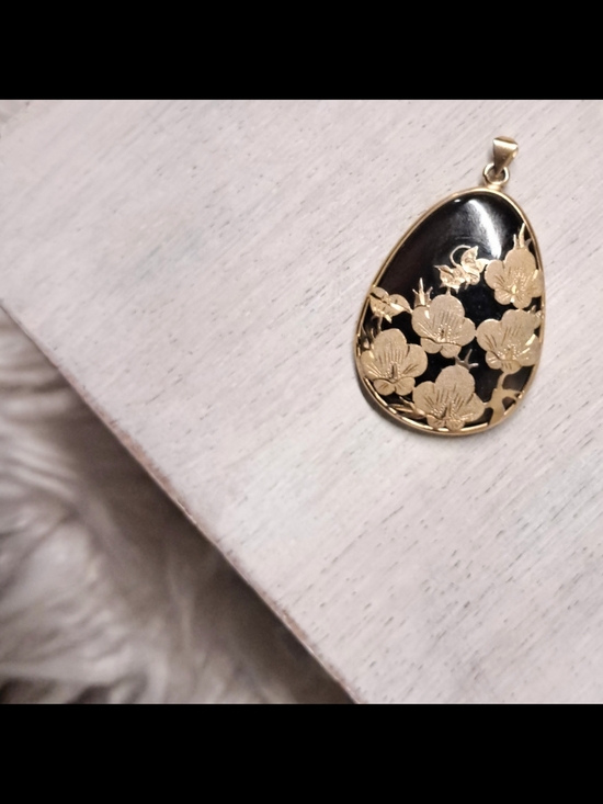 Jewelry - Vintage 1980s 14K Yellow Gold Black Onyx Teardrop Pendant • Gold Floral Overlay